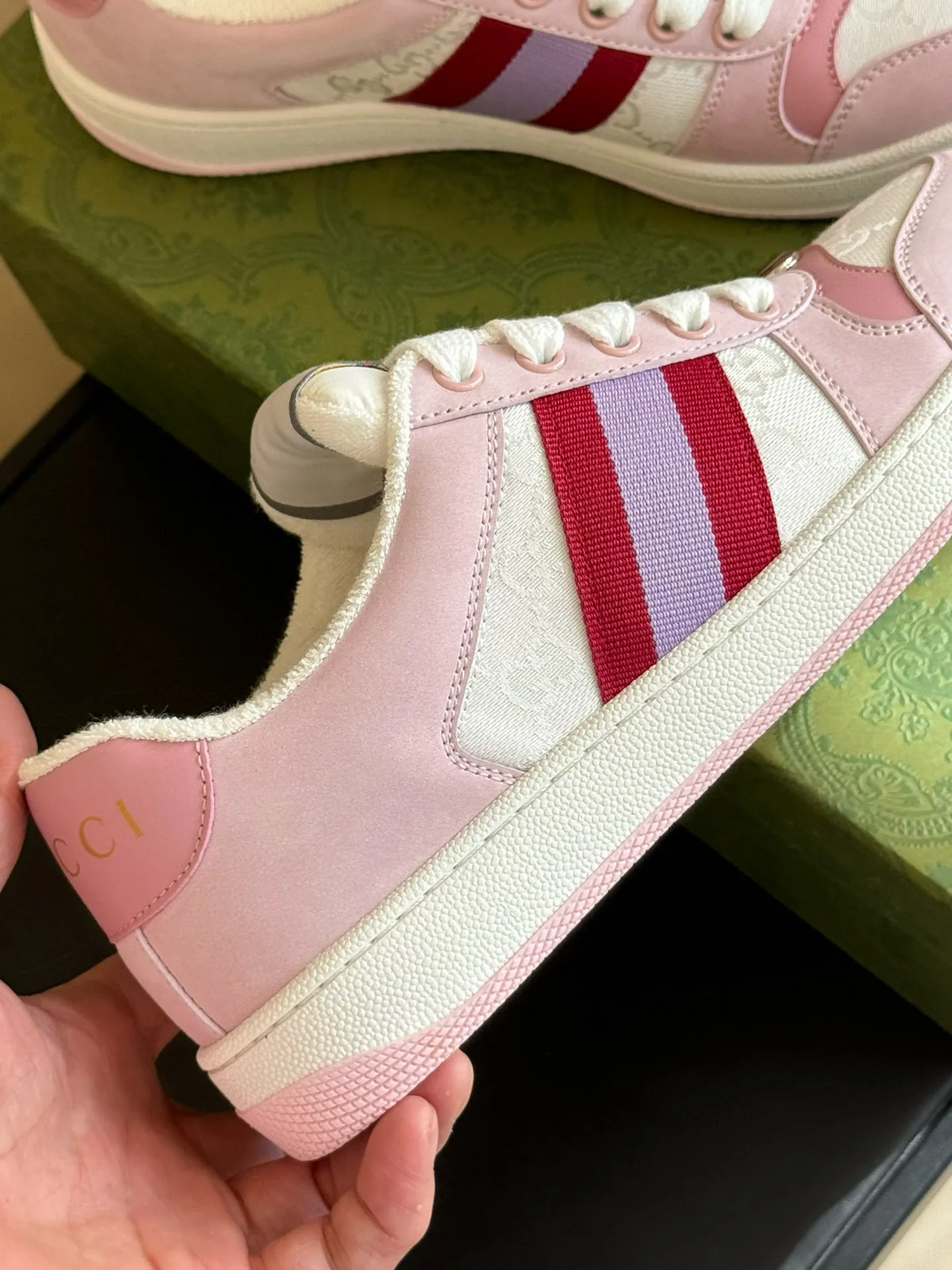 Ex-factory price: 540💰 GUCCI Gucci's newly upgraded back cover lining, top-notch old dirty shoes, classic casual sports shoes for couples, retro sneakers and old G family dirty shoes, updated at the counter simultaneously! ①The shoe upper has the same water-based edge coating process as the original version⚠️The ordinary oil edges on the market have a strong glue feel and are easy to fall off! Grade A first-layer nubuck leather (with pores)/matching computer embroidered double G cloth, high-density terry velvet lining. ② A PVC transparent small round mark sealing line is added to the details of the midsole. The mold is opened six times and the jewelry craftsmanship is used to customize the two-color double G buckle, striving to be the same as the original version. A pair of buttons is more than three times more expensive than ordinary buckles on the market. ③An old two-color washable label, the chip is placed on the outer waist of the right foot, the entire shoe is completely hollowed out with rubber technology, TUP material (rubber to distinguish the market) with the latest green packaging from the counter, 3D printed handbag, and a pair of shoelaces. There is no pressure when entering and exiting the counter. You can buy a 1:1 accurate replica of the original version and modify and upgrade it repeatedly. The details are perfectly restored, the materials are all customized, and they are truly top-notch. Please look at the details clearly to identify the quality. Upper: First-layer frosted cowhide/embroidered double G cloth. Lining: original high-density velvet lining. Foot pads: original pearlescent sheepskin. Outsole: private molded vacuum TPU material. Packaging: original top-grade full set packaging at the counter. Shoe size: women's size 35-40, men's size 39-44 (men's size 38, 45🉑️customized, non-returnable)
